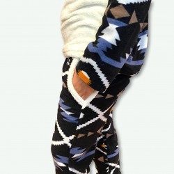 Pijamas mujer invierno con capucha pantalón y mangas de polar Modelo Etnik, detalle del bolsillo